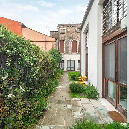 Colorful Venetian R&r * Benátky