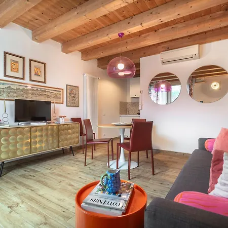 Colorful Venetian R&r Apartman