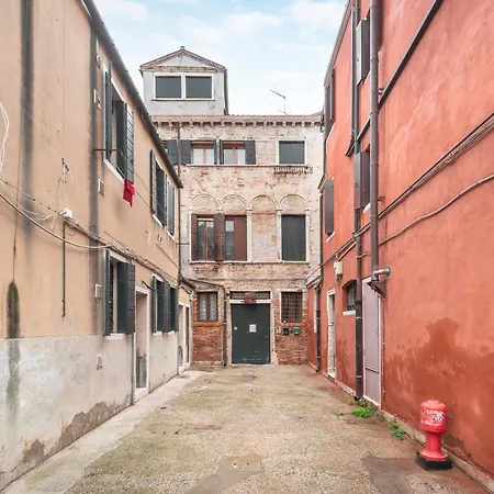 Colorful Venetian R&r